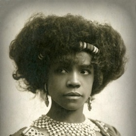 Aida Overton Walker byla americká herečka, tanečnice, zpěvačka a choreografka, narozená kolem roku 1880 a zemřela 11. října 1914. Stala se významnou postavou afroamerického uměleckého světa na začátku 20. století. Aida se věnovala zejména tanci a patřila k průkopníkům, kteří přispěli k popularizaci africko-americké hudby a tance v americkém uměleckém prostředí.
