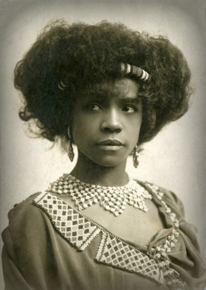 Aida Overton Walker byla americká herečka, tanečnice, zpěvačka a choreografka, narozená kolem roku 1880 a zemřela 11. října 1914. Stala se významnou postavou afroamerického uměleckého světa na začátku 20. století. Aida se věnovala zejména tanci a patřila k průkopníkům, kteří přispěli k popularizaci africko-americké hudby a tance v americkém uměleckém prostředí.
