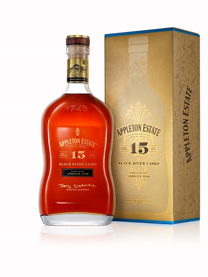 Jamajský rum

Máte chuť na sklenku rumu? Pak si dopřejte Appleton Estate. 15letá edice Black River Casks má typické charakteristiky rumů Appleton, s tóny pražených mandlí a lískových oříšků, které následují tóny pomerančové kůry, vanilky a jemných náznaků středně pražené kávy a melasy. V závěru se projevuje delikátní koření, jemné ovocně dřevité tóny a smetanový, dlouhotrvající dozvuk. Master blenderka Joy Spence doporučuje lahev po otevření nechat chvilku odpočívat, aby se rum mohl nadechnout, a následně rum vychutnávat samotný nebo s několika kostkami ledu.
