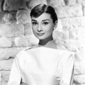 Audrey Hepburn na fotografii od Buda Frakera z roku 1956. Její ikonický pixie střih představoval odvahu a nezávislost a Audrey se stala inspirací pro mnoho žen ve své době. 
