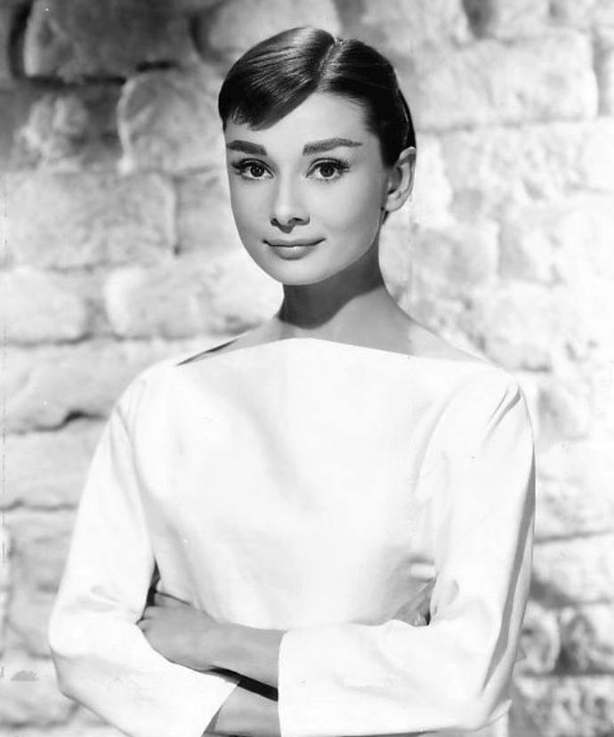 Audrey Hepburn na fotografii od Buda Frakera z roku 1956. Její ikonický pixie střih představoval odvahu a nezávislost a Audrey se stala inspirací pro mnoho žen ve své době. 

