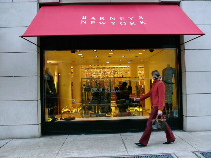 Barneys New York: Druhý domov Carrie Bradshaw

Možná si pamatujete, že Carrie Bradshaw ráda nosila boty od Manola Blahnika či Jimmyho Choo. Ale kde si je kupovala? V luxusním obchodním domě Barneys, jehož první pobočku otevřel Barney Pressman v New Yorku v roce 1923. Aby získal peníze na nájem, dal do zástavy zásnubní prsten své manželky. Získal za něj 500 dolarů, což se dnes rovná asi 180 tisícům korun. Vyplatilo se to, obchodní dům Barneys se stal rychle populárním.

Skupoval vzorky ze showroomů či přebytky ze skladů a prodával je za výhodné ceny. K tomu nabízel zdarma úpravy oblečení a také parkování aut. Tento obchodní dům byl minimálně v Americe první svého druhu, a tak se Barney Pressman brzy dostal do televize a rádia. Byl vlastně jedním z prvních, který využil reklamu v těchto médiích, aby nalákal zákazníky. Od té doby Barneys otevřel mnoho dalších obchodních domů nejen v New Yorku. V letošním roce 2023 by dokonce mohl úspěšně slavit stoleté výročí, nebýt nešťastných okolností na podzim 2019, kdy firma oznámila bankrot.
