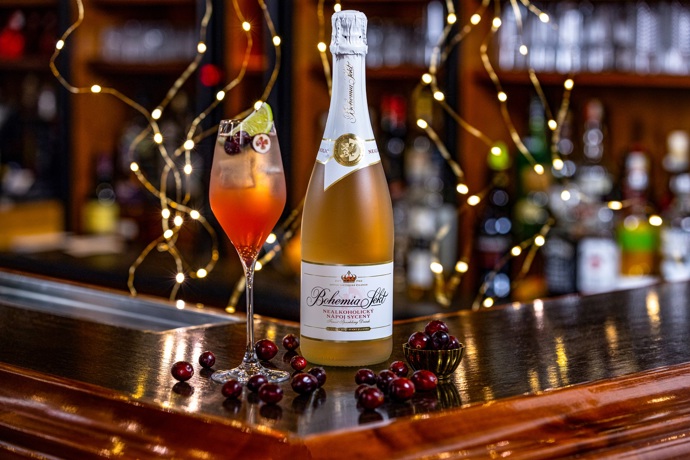 Chcete ochutnat drink, který navrhla umělá inteligence? Pak si namíchejte Bubbly BFFs.

Bubbly BFFs

ingredience: 10 cl Bohemia Sektu nealkoholického, 10 cl brusinkového džusu, šťáva z 1/2 limetky, led

na ozdobu: čerstvé brusinky a klínek limetky

V šejkru s ledem důkladně protřepejte brusinkový džus a šťávu z limetky. Brusinkovou směs přeceďte do sklenice s ledem, asi do poloviny objemu. Dolijte Bohemia Sektem a zlehka promíchejte. Dozdobte brusinkami a klínkem limetky. 
