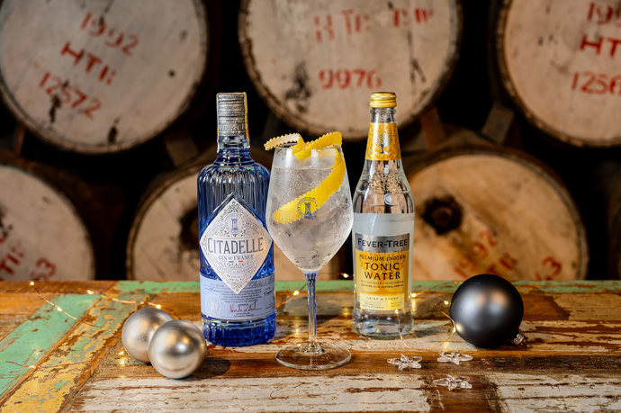 „Pokud vám život nachystá citrony, připravte si gin & tonic!“ Sice máme tak nějak zažité, že sezóna tohoto nápoje je primárně v létě, ale dokonalé osvěžení se rozhodně hodí i o svátcích," říká Kryštof Hordina, odborník Warehouse #1 a autor receptu.

Citadelle G&T

ingredience: 5 cl ginu Citadelle Original, 12 cl Fever-Tree Indian tonic, citronová kůra

Do sklenice nalijte na led postupně obě suroviny, vložte citronovou kůru a promíchejte lžičkou.
