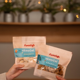 Perfektním dárkem je Vánoční granola od CrossCafe, která kromě vlašských a pekanových ořechů, brusinek, kandovaného zázvoru a kokosových lupínků obsahuje také perníkové koření. 
