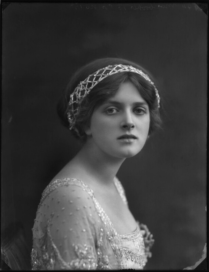 Gladys Cooper byla významnou britskou herečkou, narozenou 18. prosince 1888 a zemřelou 17. listopadu 1971. Její kariéra v divadle a filmu trvala více než sedm desetiletí, a během té doby si získala obdiv diváků i kritiky. Cooper začala svou kariéru jako dítě a postupně se stala jednou z nejuznávanějších hereček své doby. Později se stala manažerkou divadla Playhouse Theatre.
