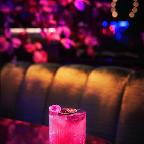 Koktejl Marianne

ingredience: 20 ml kvalitního ginu, 20 ml švestkového vína, 40 ml Campari, 20 ml čerstvé limetkové šťávy, 20 ml pyré z liči
na ozdobu: sušené plátky limety, lyofilizované maliny, jedlé květy.  

1. Jednotlivé ingredience postupně nalijte do šejkru naplněného ledem, důkladně promíchejte a přes sítko nalijte do sklenice vhodné na whisky. 
2. Koktejl dozdobte plátkem sušené limety, mrazem sušenými malinami a jakýmkoli jedlým květem.
