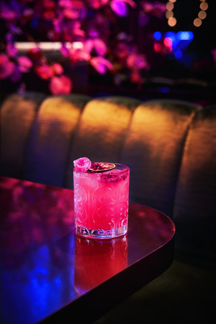 Koktejl Marianne

ingredience: 20 ml kvalitního ginu, 20 ml švestkového vína, 40 ml Campari, 20 ml čerstvé limetkové šťávy, 20 ml pyré z liči
na ozdobu: sušené plátky limety, lyofilizované maliny, jedlé květy.  

1. Jednotlivé ingredience postupně nalijte do šejkru naplněného ledem, důkladně promíchejte a přes sítko nalijte do sklenice vhodné na whisky. 
2. Koktejl dozdobte plátkem sušené limety, mrazem sušenými malinami a jakýmkoli jedlým květem.
