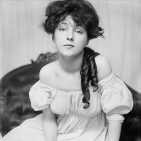 Evelyn Nesbit byla americká modelka, herečka a tanečnice, narozená 25. prosince 1884, a zemřela 17. ledna 1967. Byla jednou z prvních supermodelek a její krása ji přivedla na titulní stránky mnoha časopisů.
