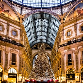 Galleria Vittorio Emanuele II: Startovní čára pro Pradu

Milánskou katedrálu Duomo a budovu slavné opery La Scala spojuje nejstarší obchodní dům v celé Itálii. Architekt Giuseppe Mengoni dokončil tuto nákupní pasáž se čtyřmi křídly a skleněnou kopulí v roce 1867 a město Milán se rozhodlo ji pojmenovat po prvním králi sjednocené Itálie, Viktorovi Emanuelovi II. V bohatě zdobené průchozí galerii najdete ty nejluxusnější značky, jako jsou Prada, Versace nebo Gucci. Zdejší obchod Prady byl dokonce teprve druhý, který značka kdy otevřela.

Výlohy obchodů jsou vždy dotažené do posledního detailu a často se obměňují. Značky, které v galerii chtějí mít svůj obchod, musejí ale dodržovat jistá pravidla. Například název obchodu musí být napsaný zlatým písmem v černém poli, aby se zachoval původní jednotný design. Kromě obchodů zde najdete také proslulé milánské restaurace jako Biffi nebo Savini. V prosinci zdobí střed galerie vánoční strom, který byl v minulých letech osázený až 35 tisíci světýlky. Při návštěvě pasáže si také rozhodně nenechte ujít příležitost podívat se i na střechu.
