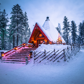 Mnozí zavítají přímo do vesnice Santa Clause
