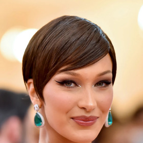 Bella Hadid zvolila uhlazenou glazovanou verzi
