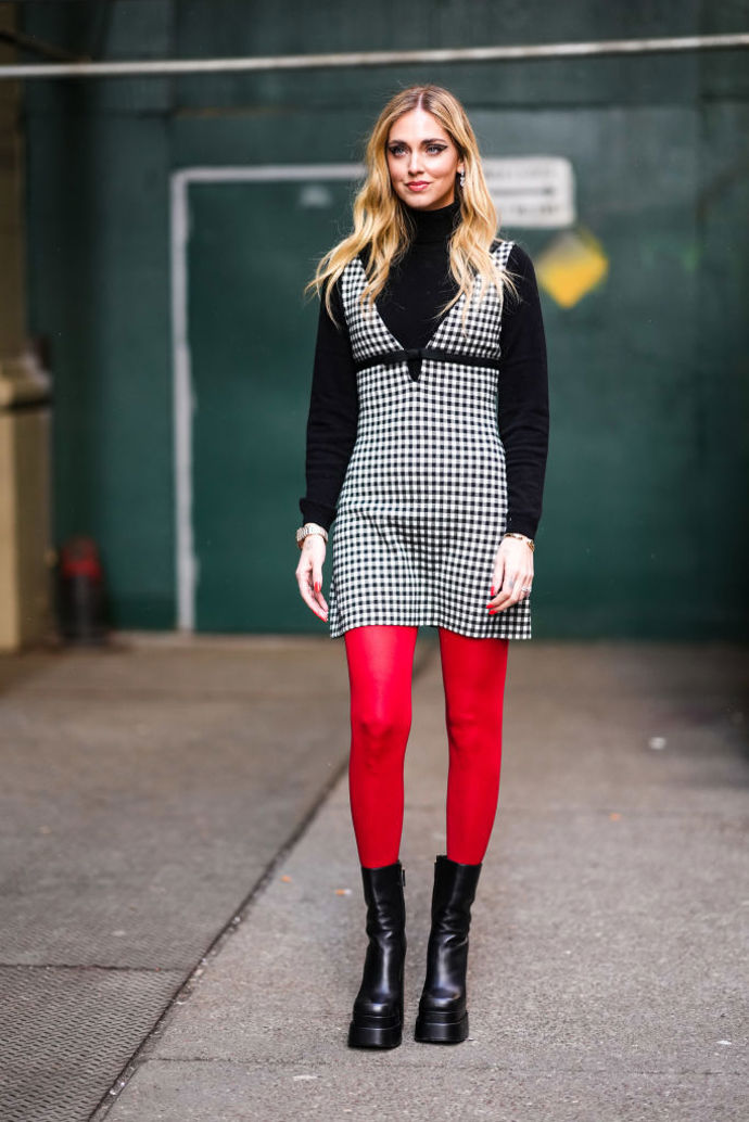 Chiara Ferragni zkombinovala červené punčochy k elegantnímu černobílému outfitu.
