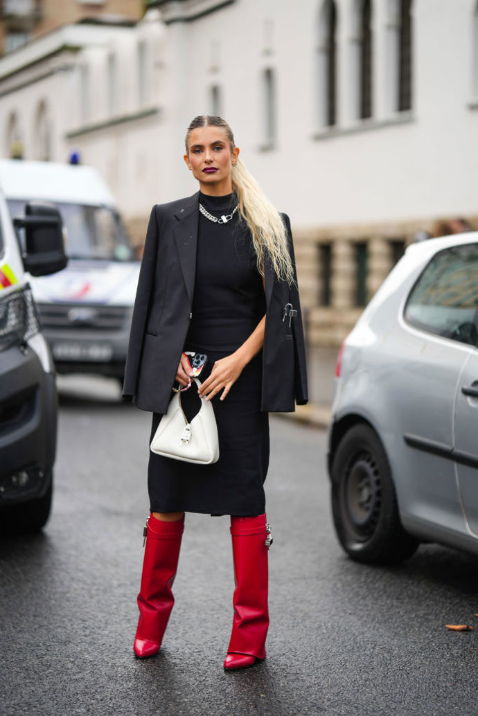 Xenia Adonts v rockersky laděném outfitu s červenými kozačkami.
