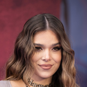 Vlasové konturování, které nosí americká herečka Hailee Steinfeld
