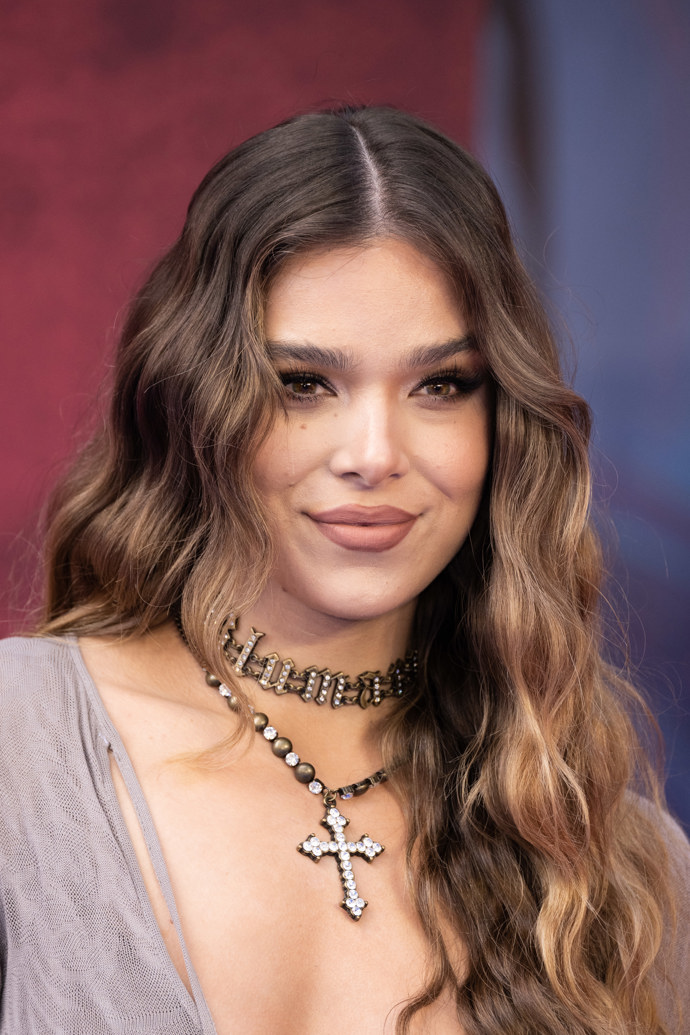 Vlasové konturování, které nosí americká herečka Hailee Steinfeld
