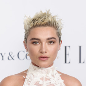 Florence Pugh má účes pixie detailně vyztužený
