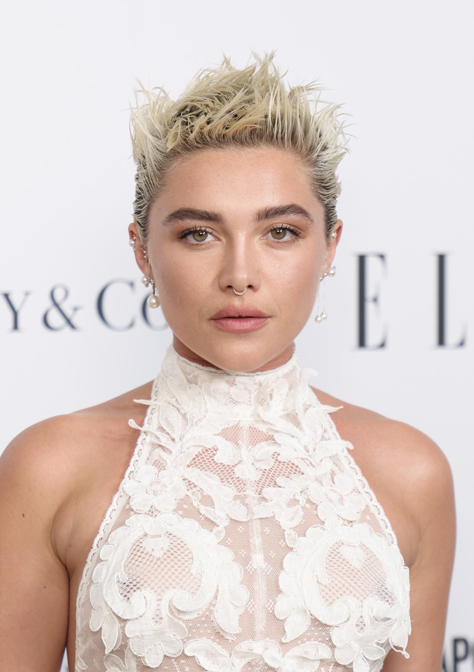 Florence Pugh má účes pixie detailně vyztužený
Florence Pugh má účes pixie detailně vyztužený