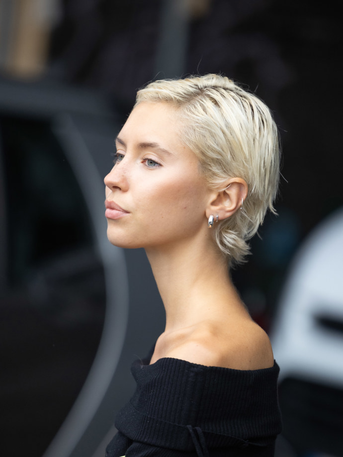 Modelka Iris Law nosí pixie velmi elegantně
Modelka Iris Law nosí pixie velmi elegantně