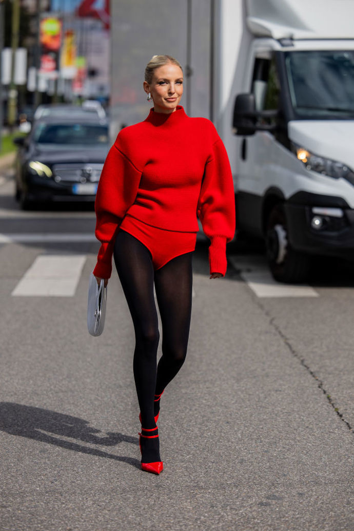 Zvolíte spíš červený outfit a černé silonky, nebo černý outfit a červené silonky?
