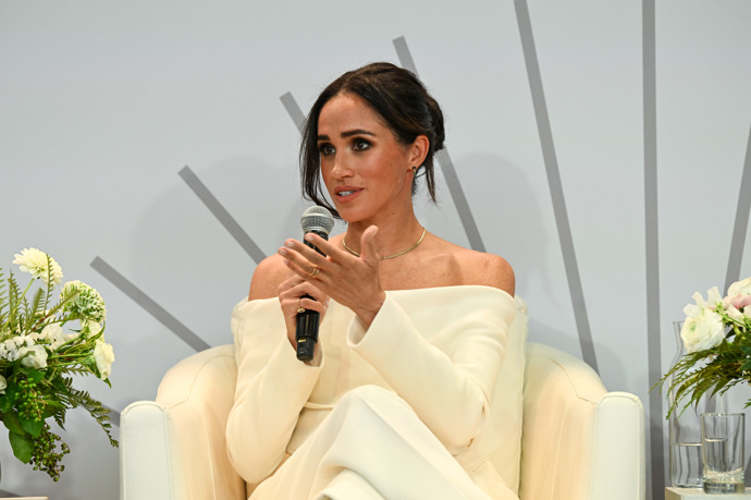 Organizace Archwell se kromě jiného věnuje i charitě. Zde Meghan Markle hovoří v rámci projektu Healthy Minds' na festivalu World Mental Health Day v roce 2023.
Organizace Archwell se kromě jiného věnuje i charitě. Zde Meghan Markle hovoří v rámci projektu Healthy Minds' na festivalu World Mental Health Day v roce 2023.