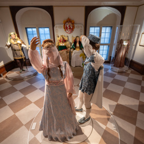 Výstava k pohádce Tři oříšky pro Popelku uvnitř zámku Moritzburg
