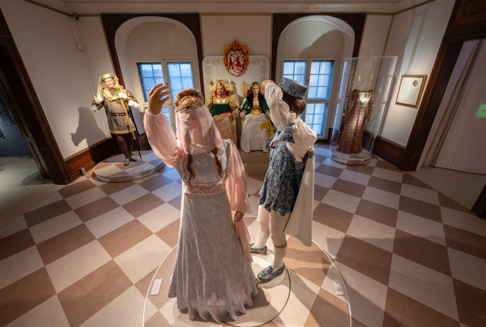 Výstava k pohádce Tři oříšky pro Popelku uvnitř zámku Moritzburg
Výstava k pohádce Tři oříšky pro Popelku uvnitř zámku Moritzburg