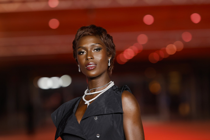 Britská herečka a modelka Jodie Turner-Smith ukazuje, že je účes vhodný i s drobnými vlnkami
Britská herečka a modelka Jodie Turner-Smith ukazuje, že je účes vhodný i s drobnými vlnkami