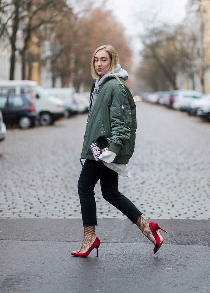 Influencerka Sonia Lyson zkombinovala zářivě červené lodičky k ležérnímu outfitu s bomberem.
