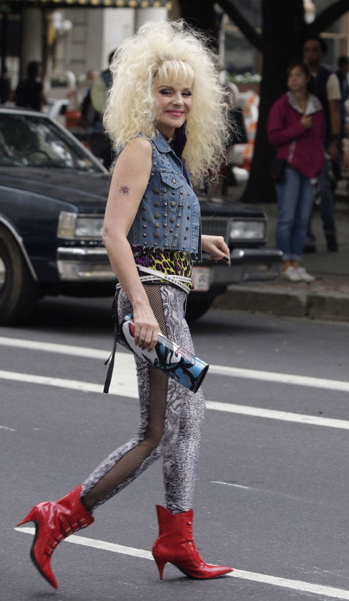 Proč se neinspirovat rockerským lookem z retro scény z filmu Sex ve městě? Červené lesklé kozačky rozsvítí každý zimní outfit.
