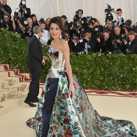 Údajně si Amal Clooney z mořských řas připravuje polévku. 
