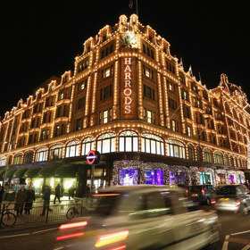 Harrods: Luxus s přísnými pravidly

Londýnský obchodní dům Harrods na Brompton Road patří k těm skutečně nejluxusnějším na světě. Pokud ho budete chtít navštívit, je dobré si předem rozmyslet, co si vezmete na sebe. Ač to zní neuvěřitelně, od roku 1989 je zde předepsaný dresscode. Do Harrods nemůžete vstoupit v cyklistických či příliš vykrojených šortkách, bermudách, plážovém oblečení, plavkách, žabkách, nesmíte být bosa, s holým břichem nebo mít na sobě jakkoli špinavé či neudržované oblečení. Někteří zákazníci na to skutečně doplatili, do Harrods nebyla vpuštěna například zpěvačka Kylie Minogue, zpěvák Jason Donovan, ale i voják v uniformě či ukrajinský fotbalový tým.

Harrods je s prodejní plochou 90 tisíc metrů čtverečních největším obchodním domem v Evropě a také místem, kde se v roce 1898 poprvé v Anglii rozjel eskalátor. Druhý známý londýnský obchodní dům Selfridges na Oxford Street je pouze z poloviny tak velký. Možná si ho však vybavíte z vánočního evergreenu Láska nebeská. Právě tam totiž Alan Rickman coby Harry kupuje své milence náhrdelník u roztržitého prodavače v podání Rowana Atkinsona.
