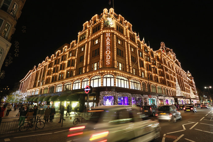 Harrods: Luxus s přísnými pravidly

Londýnský obchodní dům Harrods na Brompton Road patří k těm skutečně nejluxusnějším na světě. Pokud ho budete chtít navštívit, je dobré si předem rozmyslet, co si vezmete na sebe. Ač to zní neuvěřitelně, od roku 1989 je zde předepsaný dresscode. Do Harrods nemůžete vstoupit v cyklistických či příliš vykrojených šortkách, bermudách, plážovém oblečení, plavkách, žabkách, nesmíte být bosa, s holým břichem nebo mít na sobě jakkoli špinavé či neudržované oblečení. Někteří zákazníci na to skutečně doplatili, do Harrods nebyla vpuštěna například zpěvačka Kylie Minogue, zpěvák Jason Donovan, ale i voják v uniformě či ukrajinský fotbalový tým.

Harrods je s prodejní plochou 90 tisíc metrů čtverečních největším obchodním domem v Evropě a také místem, kde se v roce 1898 poprvé v Anglii rozjel eskalátor. Druhý známý londýnský obchodní dům Selfridges na Oxford Street je pouze z poloviny tak velký. Možná si ho však vybavíte z vánočního evergreenu Láska nebeská. Právě tam totiž Alan Rickman coby Harry kupuje své milence náhrdelník u roztržitého prodavače v podání Rowana Atkinsona.
