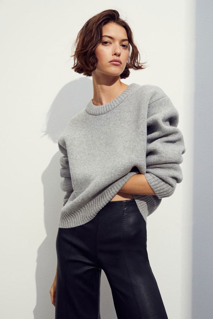Šedivý svetr z kašmírové směsi, 3 999 Kč, H&M
Šedivý svetr z kašmírové směsi, 3 999 Kč, H&M
