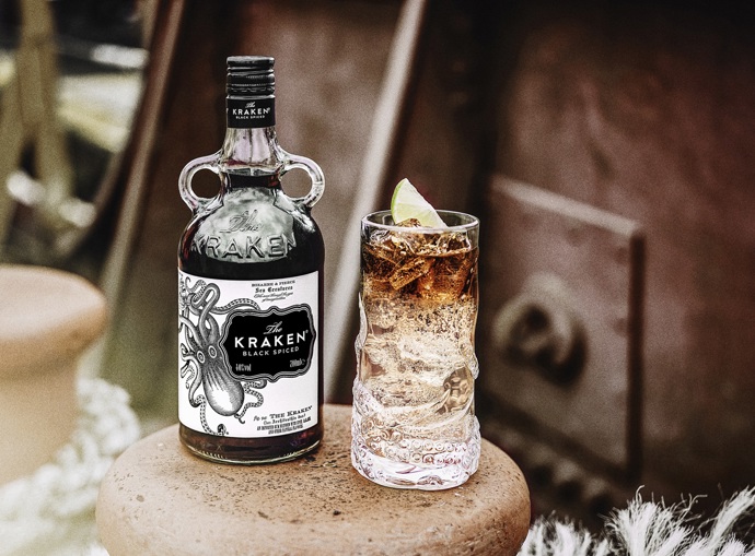 Jednou z dominantních surovin objevujících se v zimním období je bezesporu zázvor, neměl by tak chybět ani v repertoáru svátečních drinků. „Kraken The Perfect Storm je lahodný, snadno připravitelný koktejl, který obsahuje osvěžující trojici tmavého spiced rumu, zázvorového piva a limetky. Jeho název odkazuje na vzhled koktejlu, jenž po namíchání vytvoří přechod barev připomínající bouřkovou oblačnost,“ říká Kryštof Hordina.

Kraken The Perfect Storm

ingredience: 4 cl Kraken Black Spiced, 12 cl Fever-Tree Ginger Ale, osmina limety

Do vysoké sklenice s ledem nalijte Fever-Tree Ginger Ale, vymačkejte šťávu z limetky a opatrně dolijte Kraken Black Spiced tak, aby došlo k barevnému oddělení.
