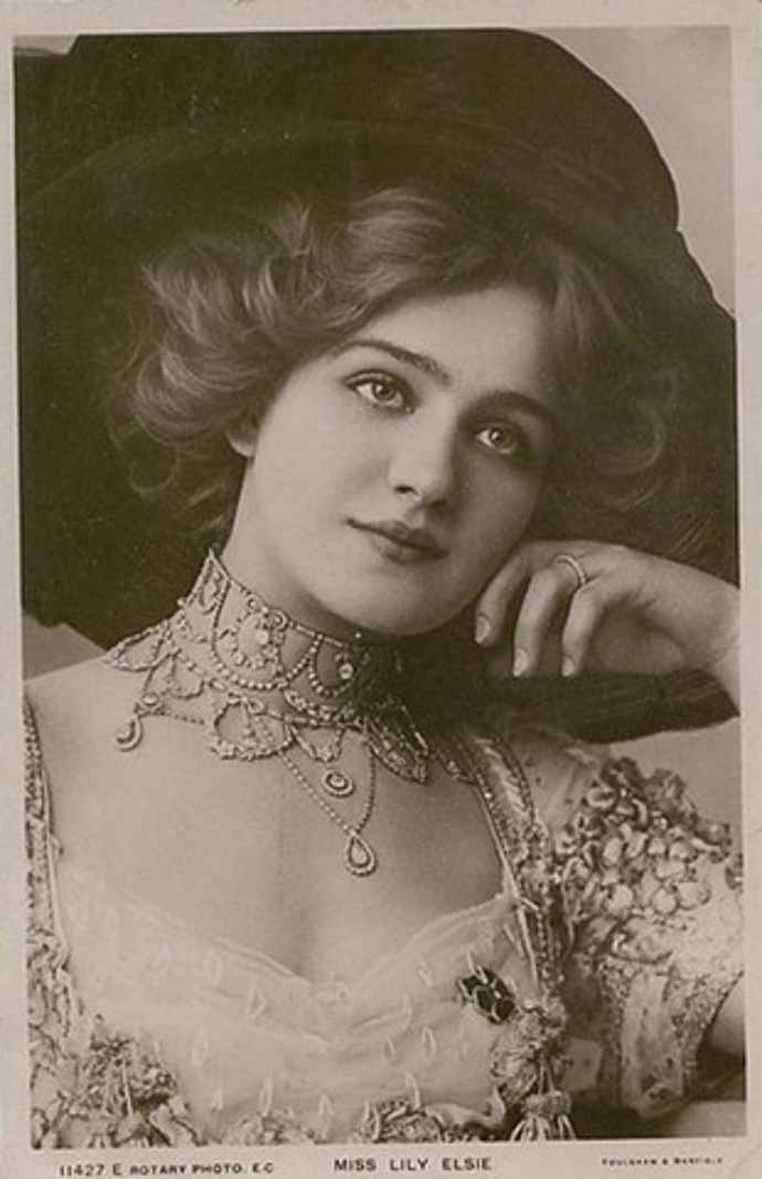 Překrásná Lily Elsie byla nejvíce fotografovanou ženou. Lily se stala slavnou díky svým vystoupením v muzikálu Veselá vdova na londýnské scéně v roce 1907, kde si získala srdce diváků svým půvabem a talentem. 
