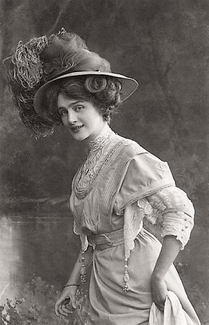 Lily Elsie, narozená jako Elsie Hodder, byla britská herečka a zpěvačka, která se narodila 8. dubna 1886 a zemřela 16. prosince 1962. Zde na snímku z roku 1907. 
