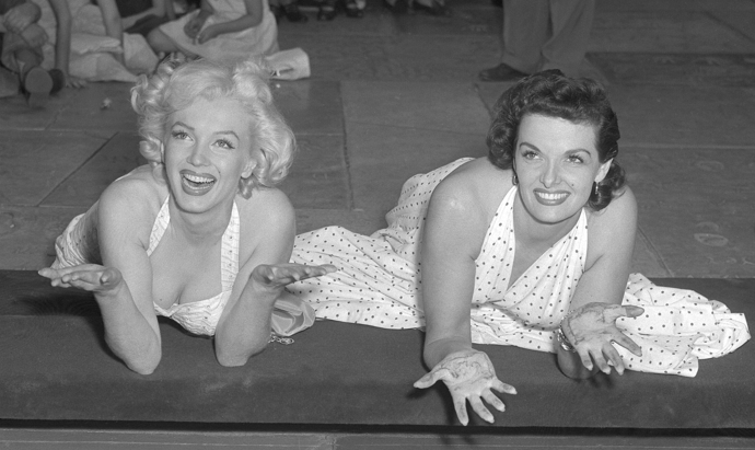 Marilyn Monroe a Jane Russell dělají dne 27. června 1953 otisky rukou do mokrého betonu v Los Angeles v Kalifornii.
Marilyn Monroe a Jane Russell dělají dne 27. června 1953 otisky rukou do mokrého betonu v Los Angeles v Kalifornii.