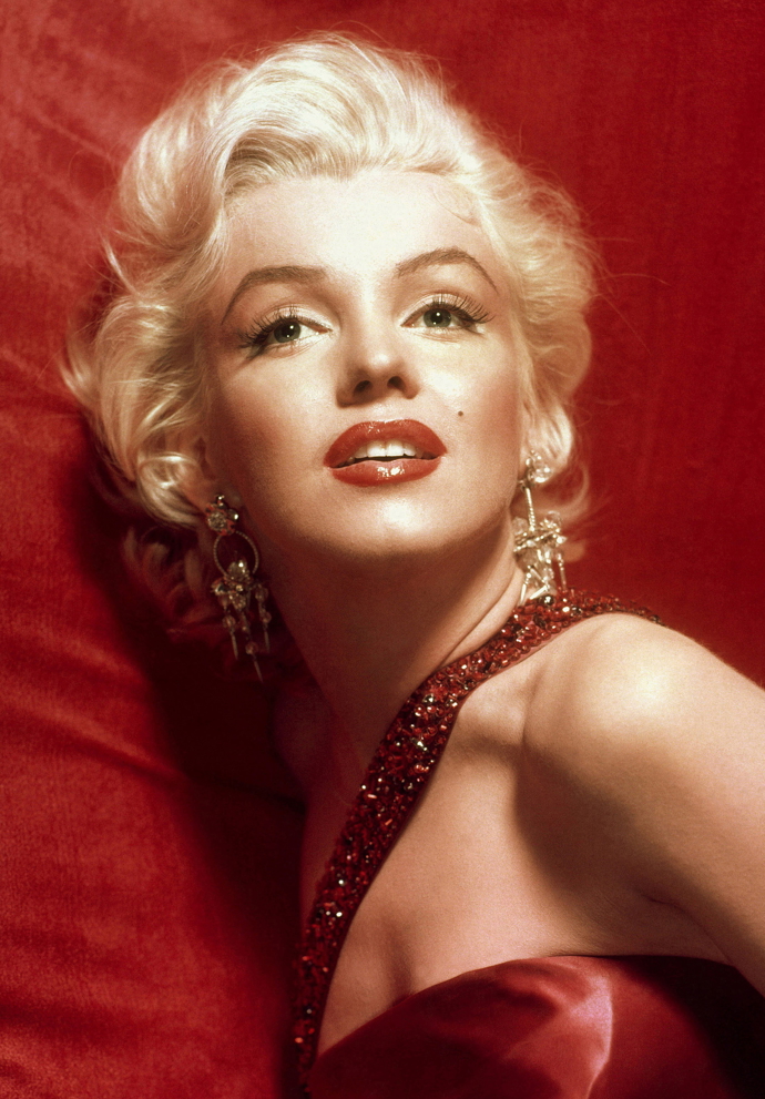 Okouzlující Marilyn Monroe v červených šatech, fotografie pořízená pro reklamní účely pro film z roku 1953 Jak si vzít milionáře.
Okouzlující Marilyn Monroe v červených šatech, fotografie pořízená pro reklamní účely pro film z roku 1953 Jak si vzít milionáře.