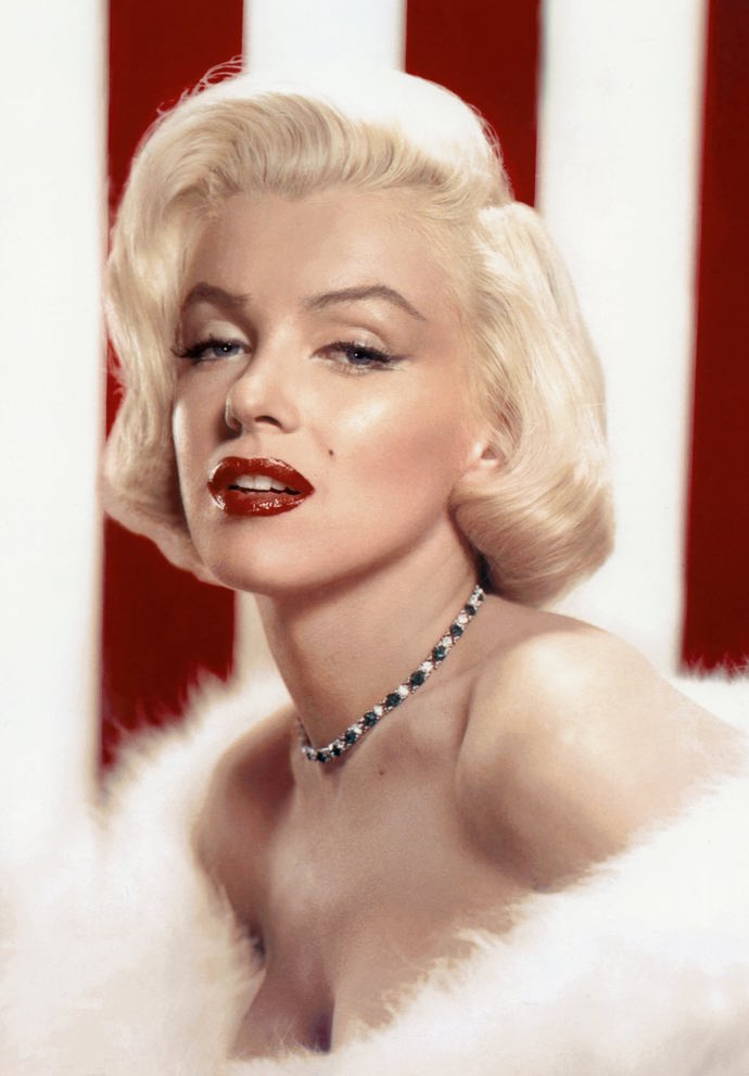 Marilyn Monroe v roce 1953, když se objevila v prosinci 1953 ve vydání časopisu Photoplay.
Marilyn Monroe v roce 1953, když se objevila v prosinci 1953 ve vydání časopisu Photoplay.