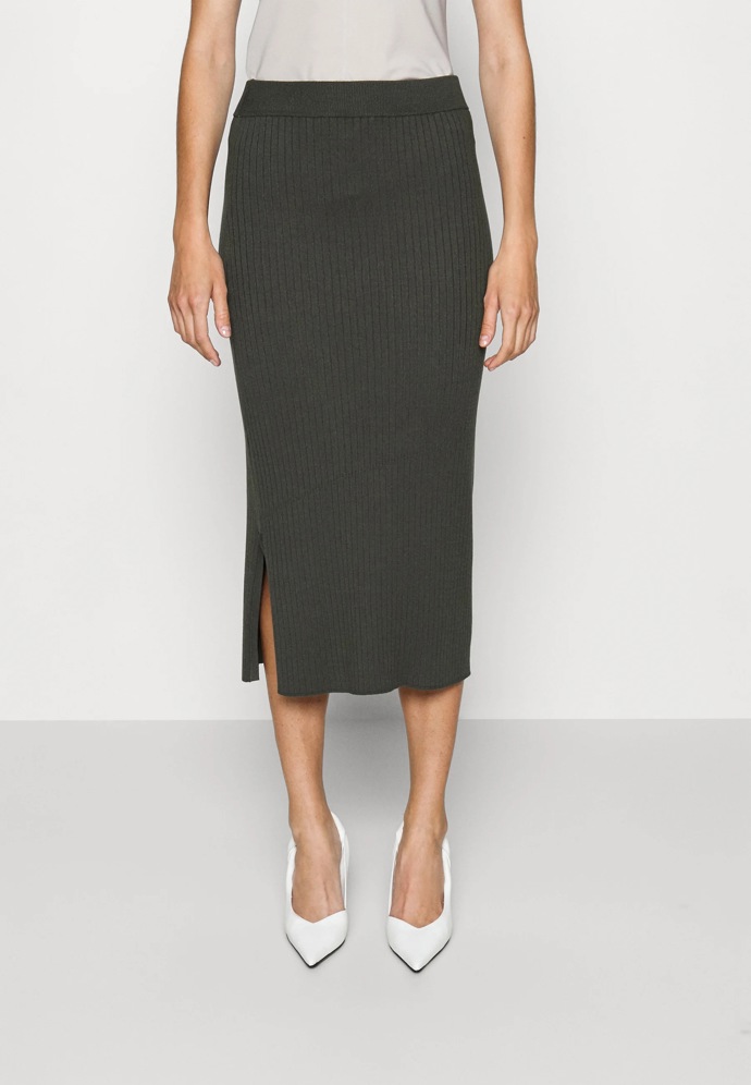Sukně: Max Mara
Sukně: Max Mara