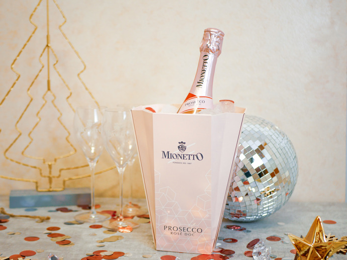 Mionetto Prosecco Rosé vás zaujme barvou broskvového květu, ale také vůní plnou ovocného buketu s výrazným nádechem červeného ovoce a grapefruitu.
