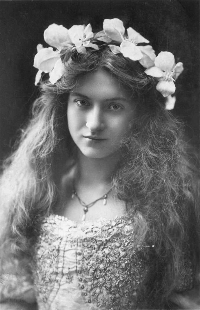 Maude Fealy byla americká herečka narozená 4. března 1883 a zemřela 9. listopadu 1971. Byla jednou z nejvýraznějších a nejpopulárnějších hereček v období němého filmu a rané éry filmu se zvukem. Její kariéra zahrnovala nejen film, ale také divadlo a televizi.
