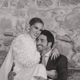 Pilar zvolila svatební šaty s dlouhým rukávem a stojáčkem u krku, které pro ni ušila španělská módní návrhářka. 
