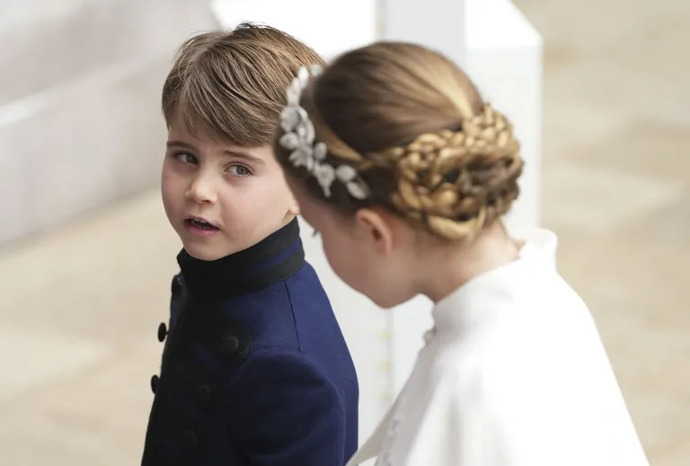 Princ Louis a princezna Charlotte na krounovaci krále Karla III.
Princ Louis a princezna Charlotte na krounovaci krále Karla III.