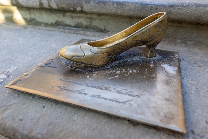 Popelčin střevíček, který je napevno umístěň na schodech, kde ho ztratila
Popelčin střevíček, který je napevno umístěň na schodech, kde ho ztratila