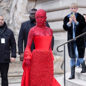 Doja Cat svým outfitem rozhodně zaujala. Zda v pozitivním slova smyslu, toť otázka..
