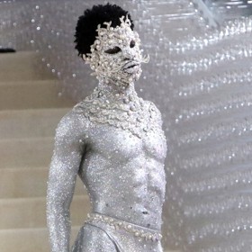 Zpěvák Lil Nas X se na událost Met Gala rozhodl pokrýt od hlavy až k patě stříbrem, třpytkami a diamanty
