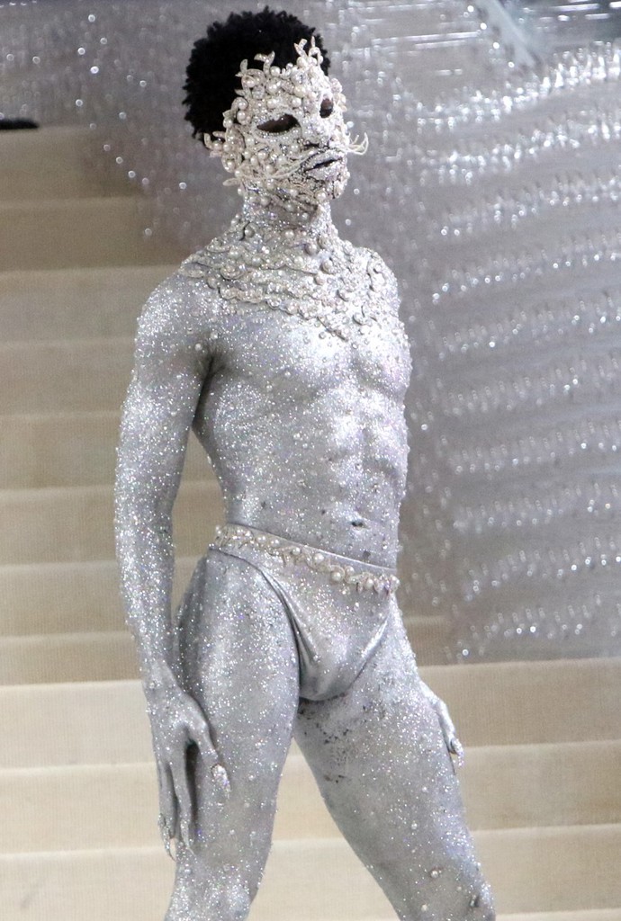 Zpěvák Lil Nas X se na událost Met Gala rozhodl pokrýt od hlavy až k patě stříbrem, třpytkami a diamanty
Zpěvák Lil Nas X se na událost Met Gala rozhodl pokrýt od hlavy až k patě stříbrem, třpytkami a diamanty
