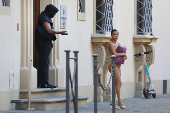 Kanye West s jeho partnerkou Biancou šokují veřejnost svými outfity velmi rádi
Kanye West s jeho partnerkou Biancou šokují veřejnost svými outfity velmi rádi